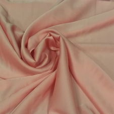 АтласВеликолепный атлас армани сложного оттенка, розовато-кремовый, очень красивый.текучий, пластичный, плотность отличная, непрозрачный, с эластаном. на вечерние платья, блузки, чехлы под кружево просто идеальный вариант.