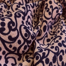 ПлательнаяПлательная ткань с крэшированной выработкой с  принтом. сочетание оттенков розовый и темно-синий. полотно очень интересное, за счет фактуры приобретает пружинистость, но в то же время очень мягкое и пластичное. из него получаются очень красивые платья и блузки. ткань прост